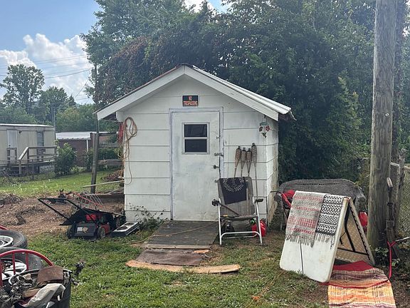 5th image of 401 Gibson St