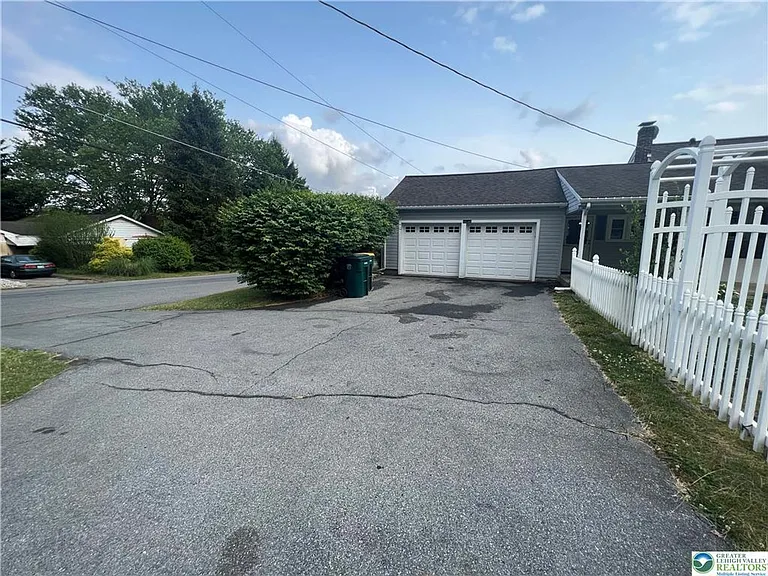 2401 Lawnherst Ave — Photo 4