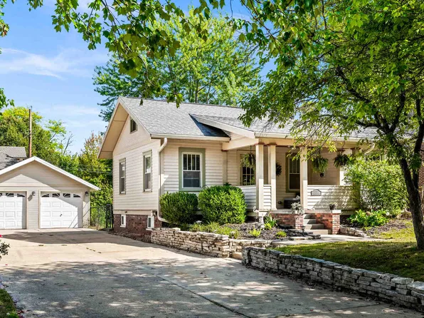 18 Harwood Pl, Bloomington, IL 61701