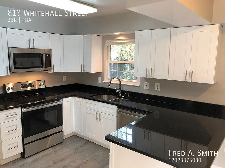 3 Bedroom, 3.5 Bath Single Family House — Photo 3