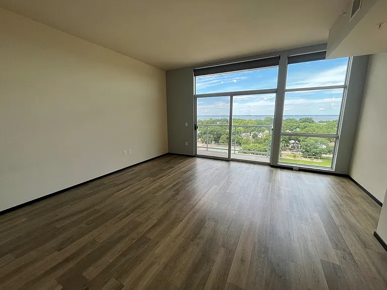 Galaxie High Rise Apartments — Photo 5