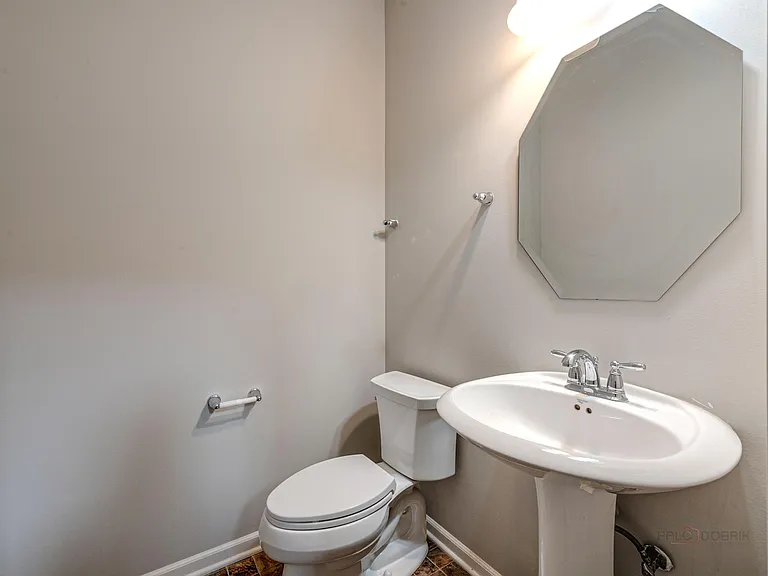 893 Lewisburg Ln — Photo 14