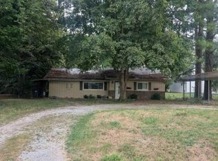 370 N 2nd St, Albion, IL 62806