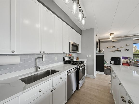 5th image of 1100 W Montrose Ave APT 502