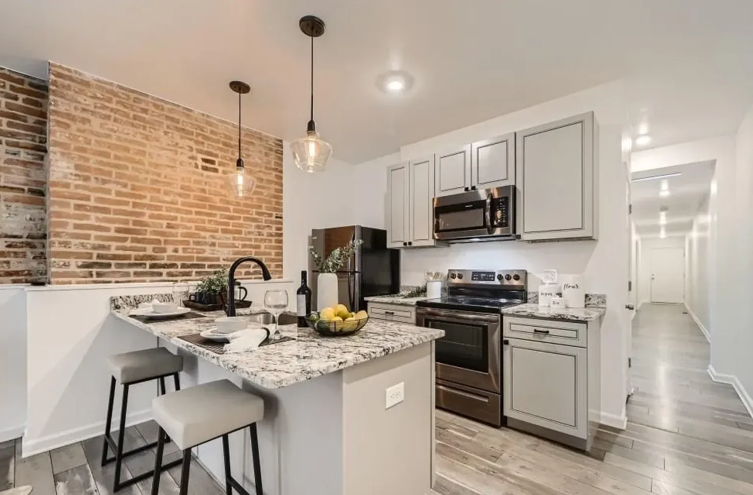 2 bed, 1000 sqft, $2,100 — Photo 3