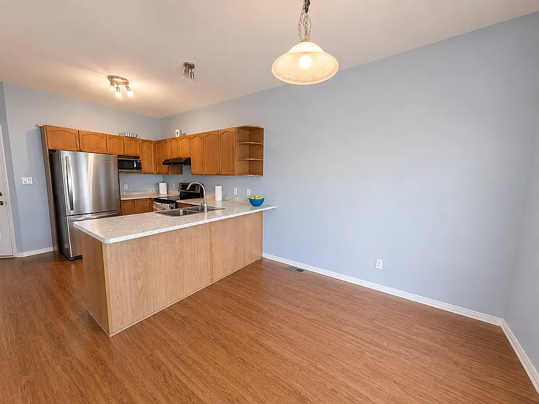 934 Bluffwood Ave — Photo 4