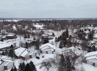 7968 Divot Dr E #5, Waterford, MI 48327