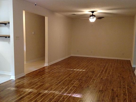 Living/dining room each w/ceiling fans