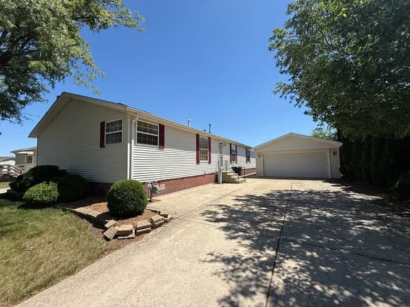 923 Apple Ln, Manteno, IL 60950