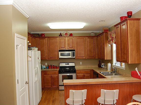 5th image of 210 Sweet Bay Dr