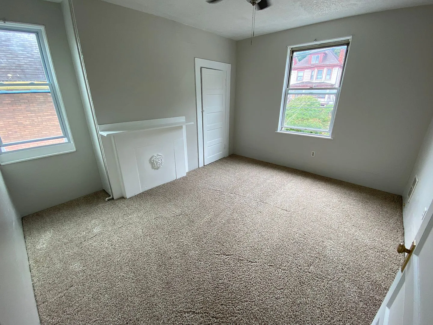 Large 2 bedroom Apartment with Private deck and off-street parking! — Photo 3