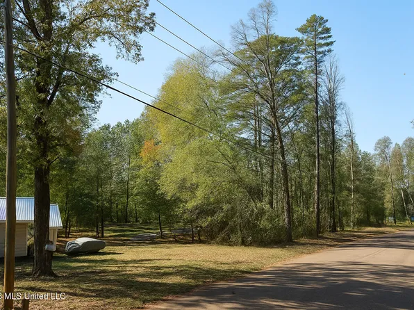 8 Holiday Rd, Brandon, MS 39042