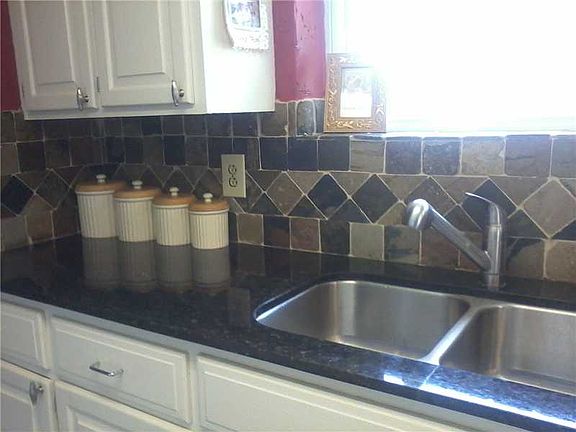 4th image of 305 Magnolia St