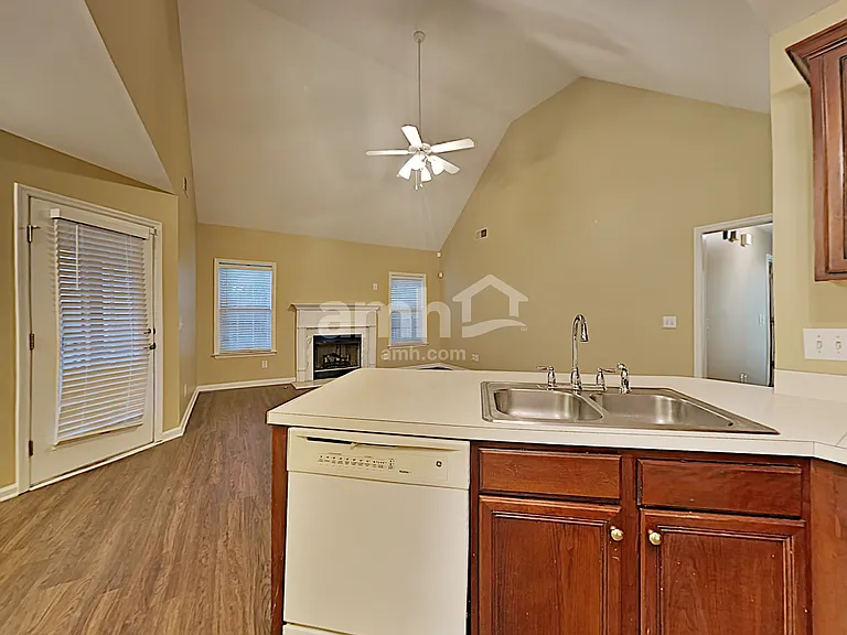 103 Homestead Ln — Photo 5