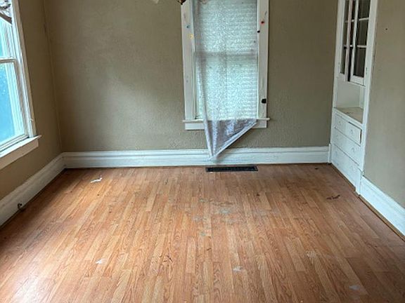 4th image of 1923 W Alice Ave