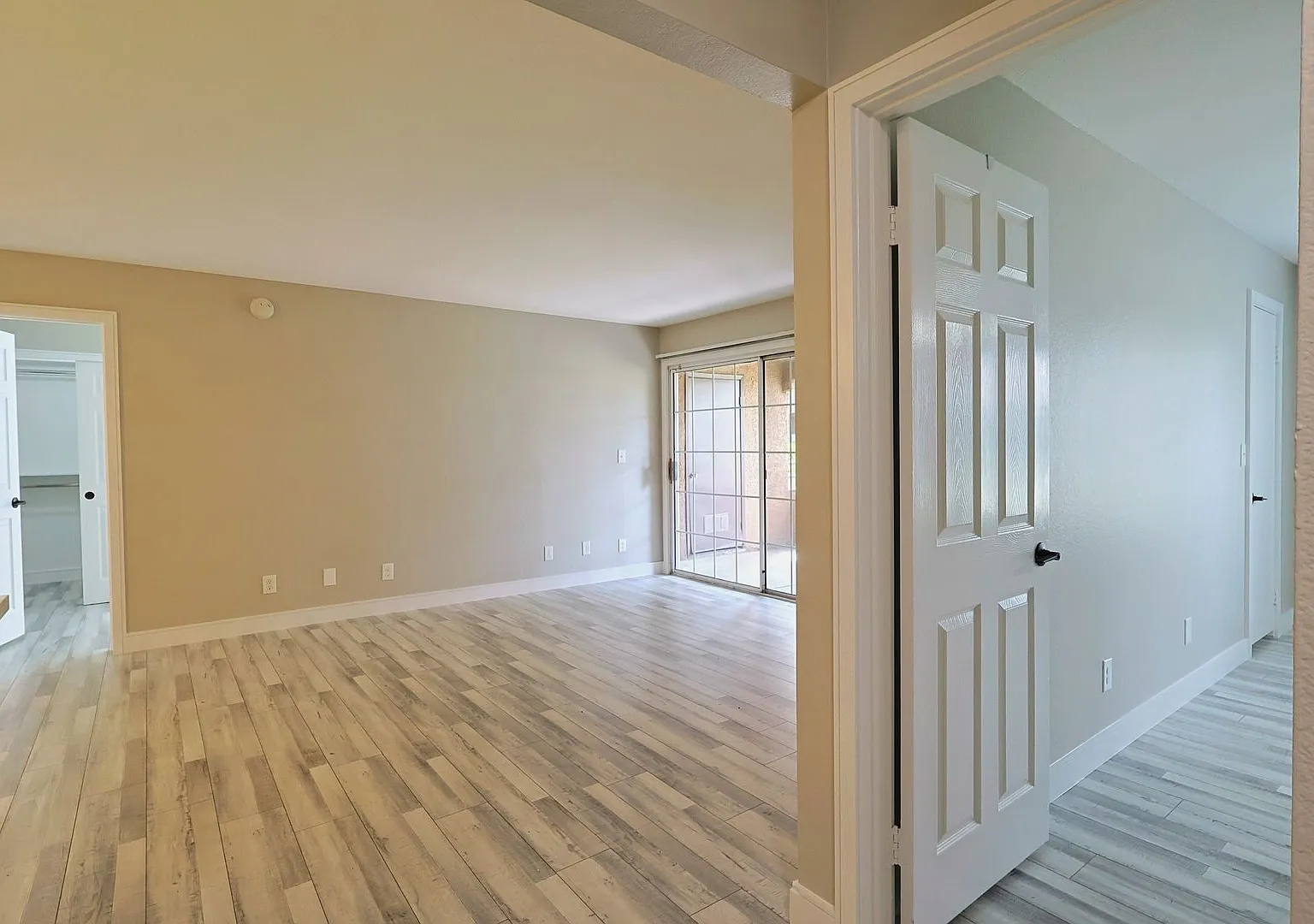 Fantastic Guard-Gated Condo Ready for Move In! — Photo 4