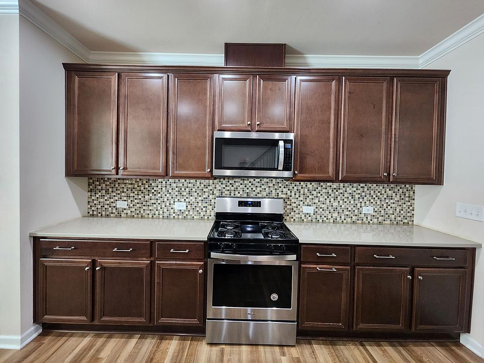 Kitchen (Microwave Oven + Oven Range with Cooktop)