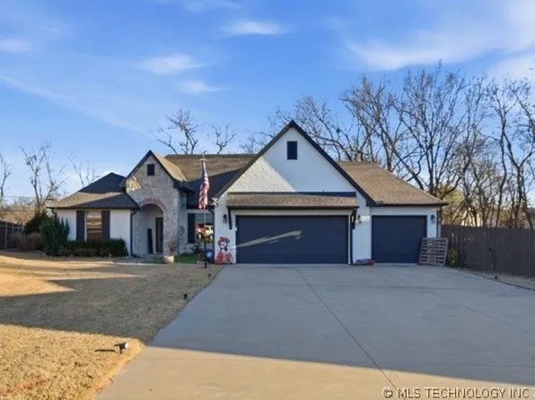 506 Castle Pines Cir, Claremore, OK 74019