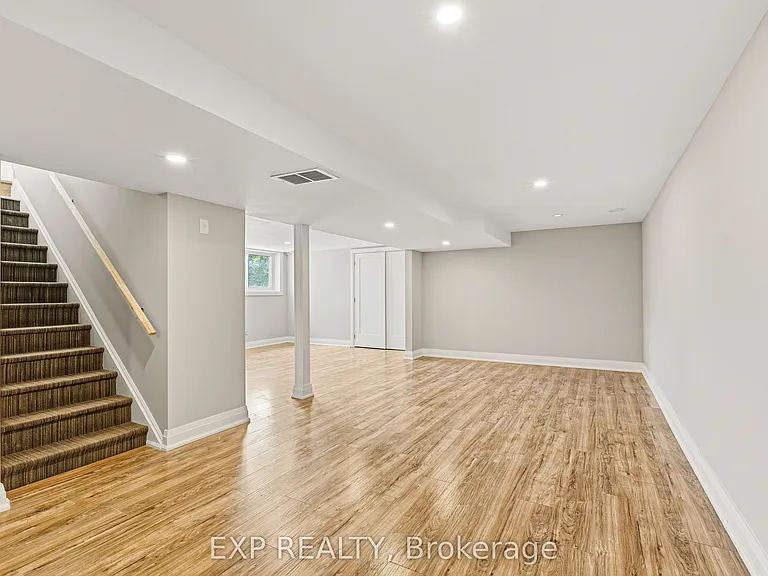10 Queen Anne Cres — Photo 29