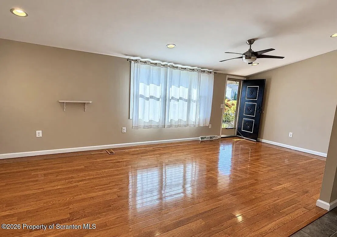 2 bed, 1.0 bath, 1173 sqft, $1,700 — Photo 2