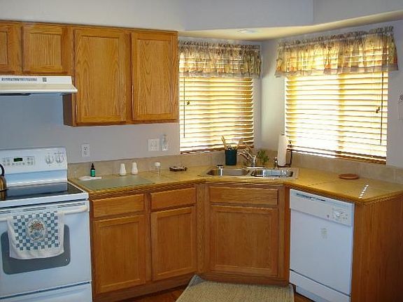 Kitchen w/hardwood flooring