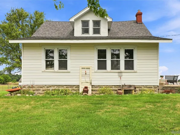 8647 Middleton Rd, Corunna, MI 48817