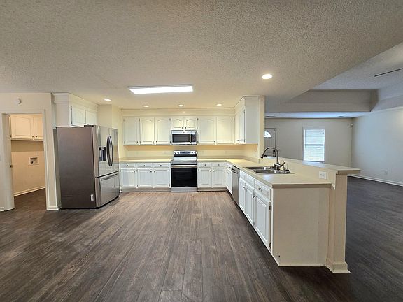 4th image of 3682 Beacon Dr
