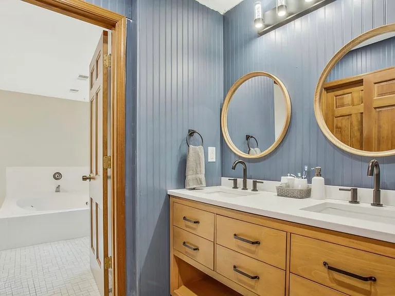 8300 Venture Dr — Photo 16