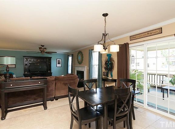Kitch/bkfst open to fam room