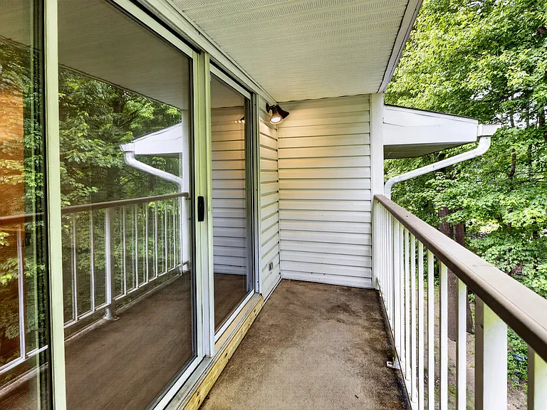 Balcony with quiet views- beautiful green natural views