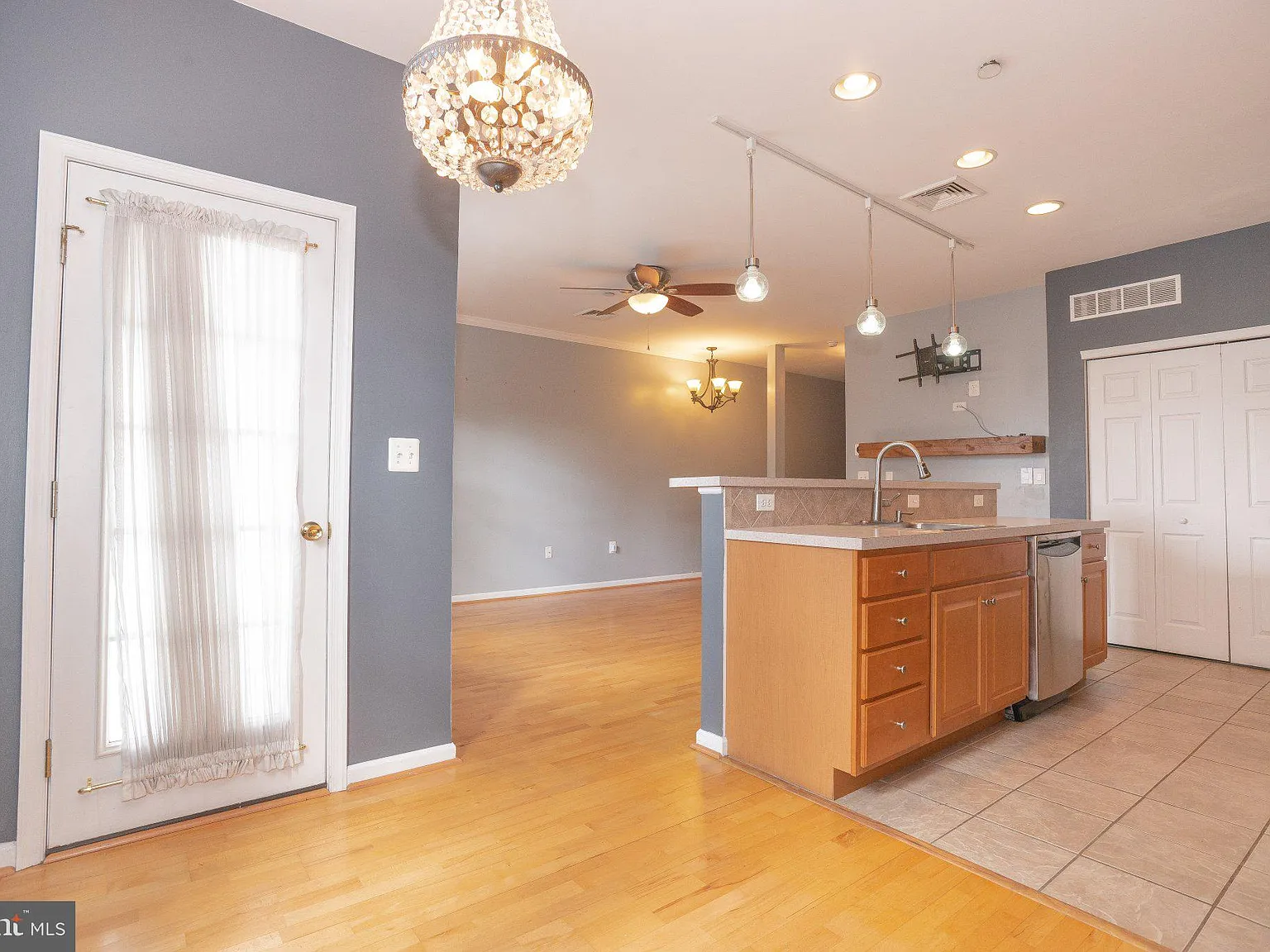 2 bed, 2.0 bath, 1230 sqft, $2,295 — Photo 4