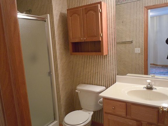 Full bath, 1st Floor