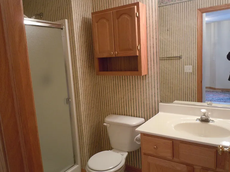 Full bath, 1st Floor