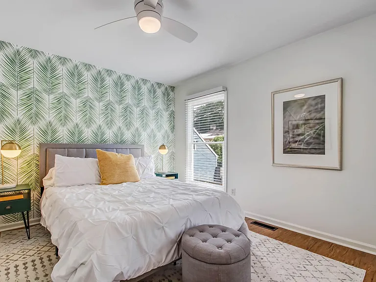 516 E Charlton Ln — Photo 10