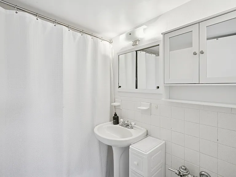 335 E 51st St #10F — Photo 5