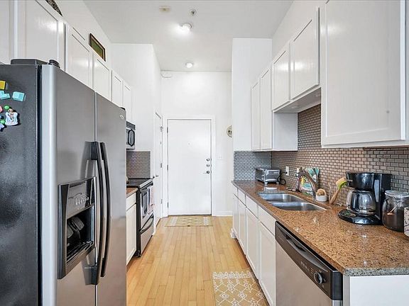 4th image of 2931 E 12th St Unit 306