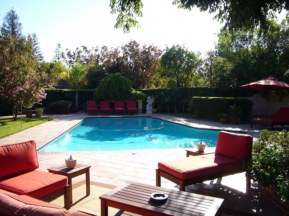 Entertainer's Back yard