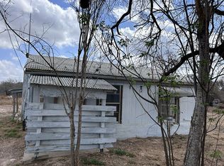 901 Forest Oaks Dr, Somerset, TX 78069