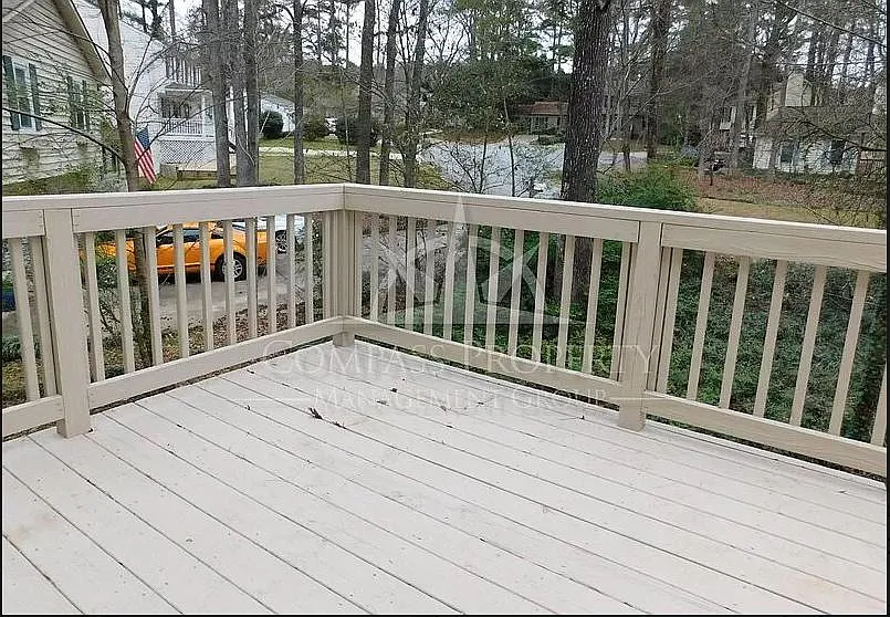Front deck - 107 Paddock Trl