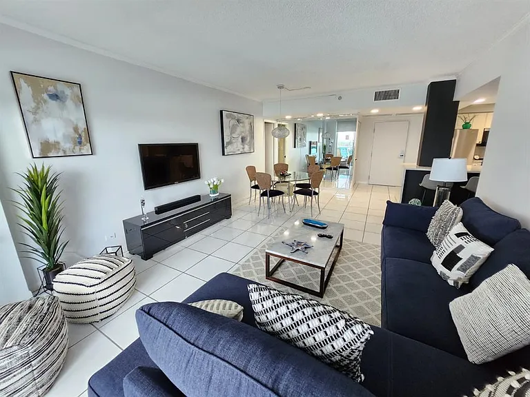 2301 Collins Ave #1026 — Photo 6