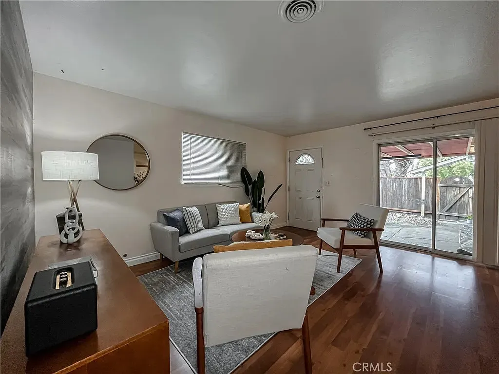 2 bed, 768 sqft, $3,700 — Photo 1