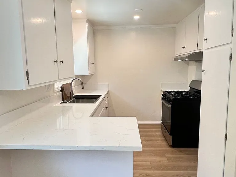 764 W 30th St — Photo 12