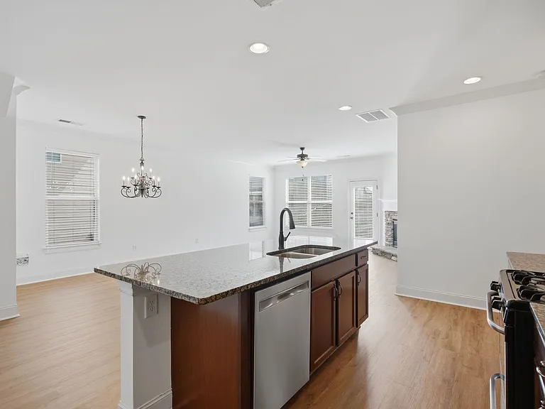 5060 Rialto Way — Photo 9
