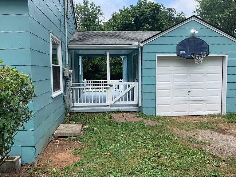233 Greenwood Ave — Photo 2
