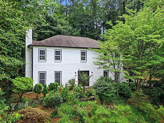 2nd image of 526 Jasmine Ct