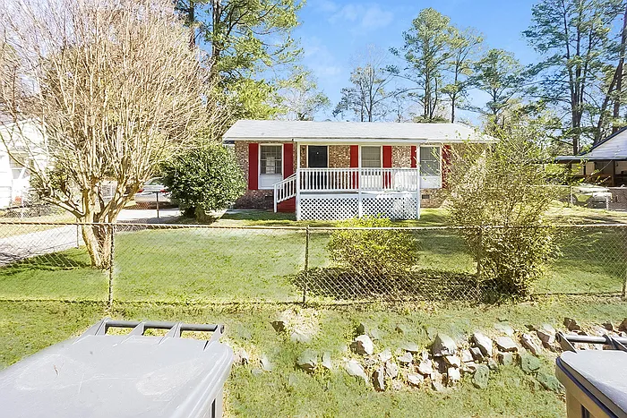 3 bed, 1.0 bath, 1014 sqft, $1,295 — Photo 1