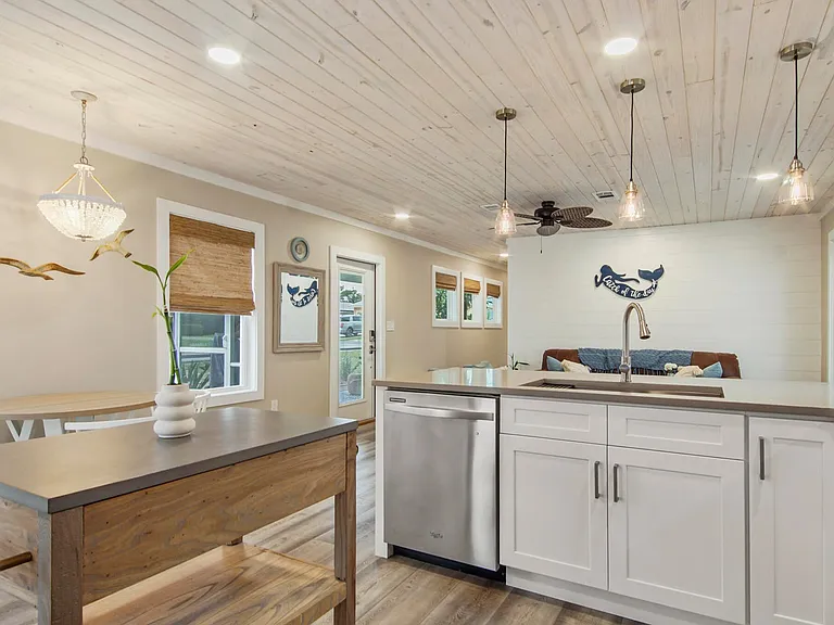 307 Dolphin Dr — Photo 4