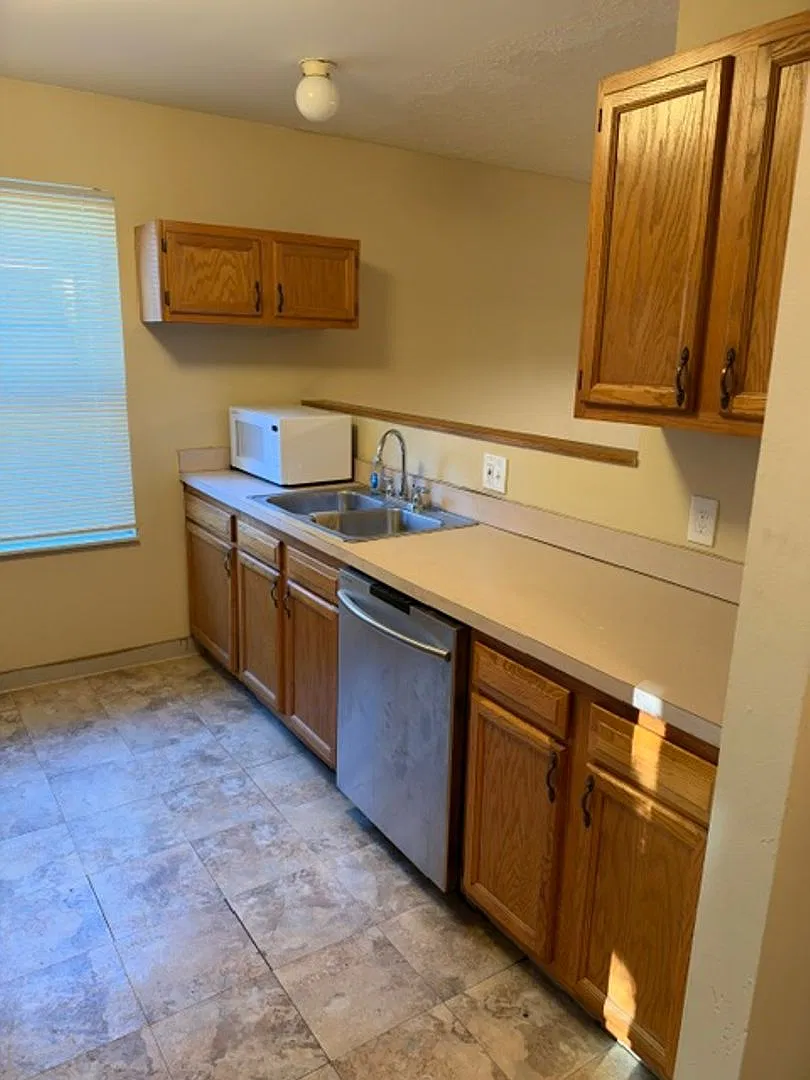 Charming 3 Bed Property at Prime Location — Photo 2