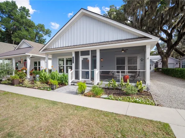 807 12th St, Port Royal, SC 29935