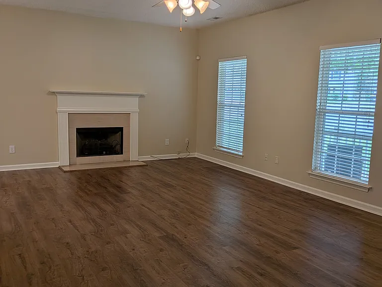 307 Prescott Ct — Photo 3